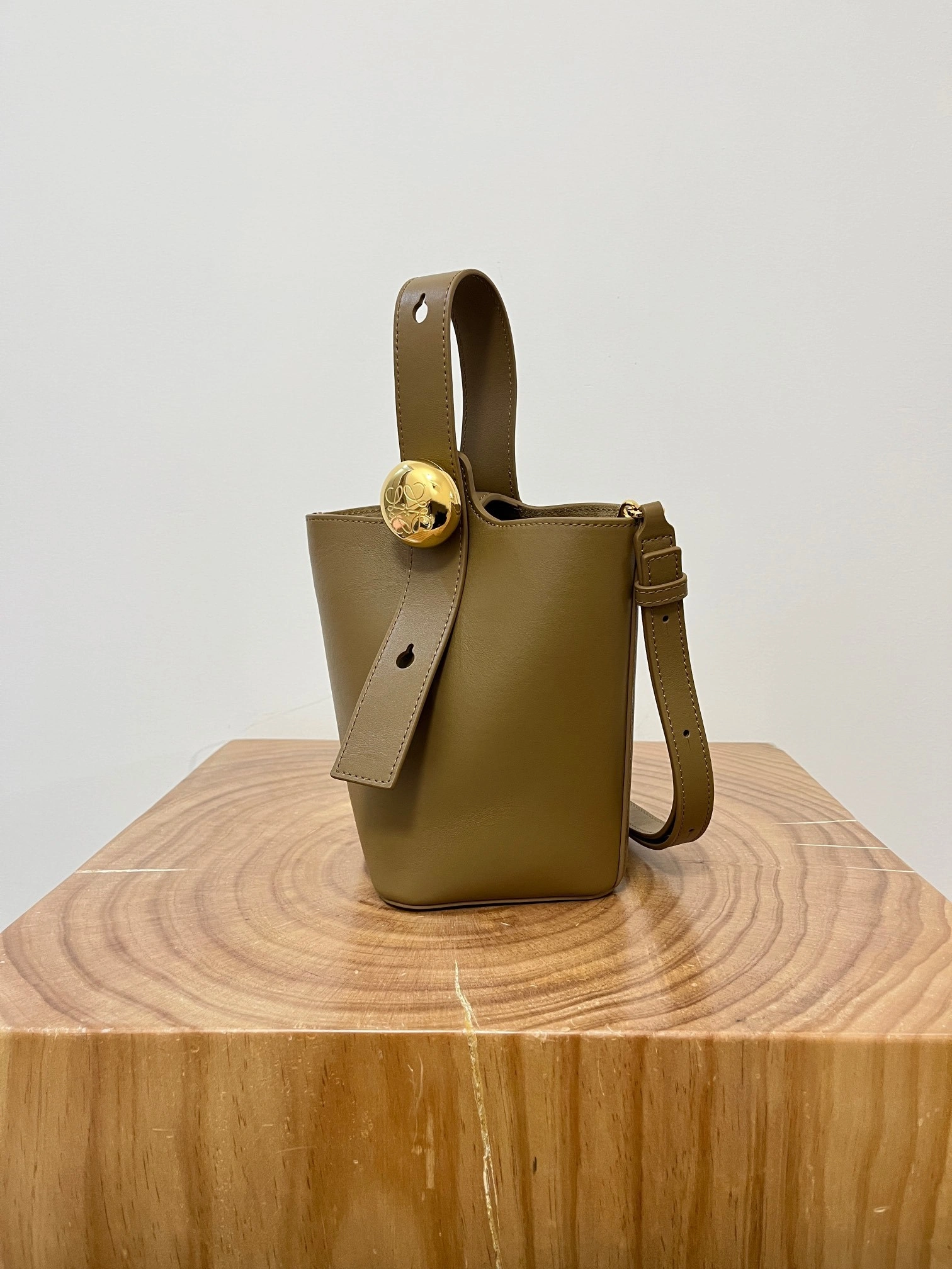 MOMO-- 8o5w5 AANBBBMX01-8795 high quality version Pebble Bucket cowhide item:E-B050I0529