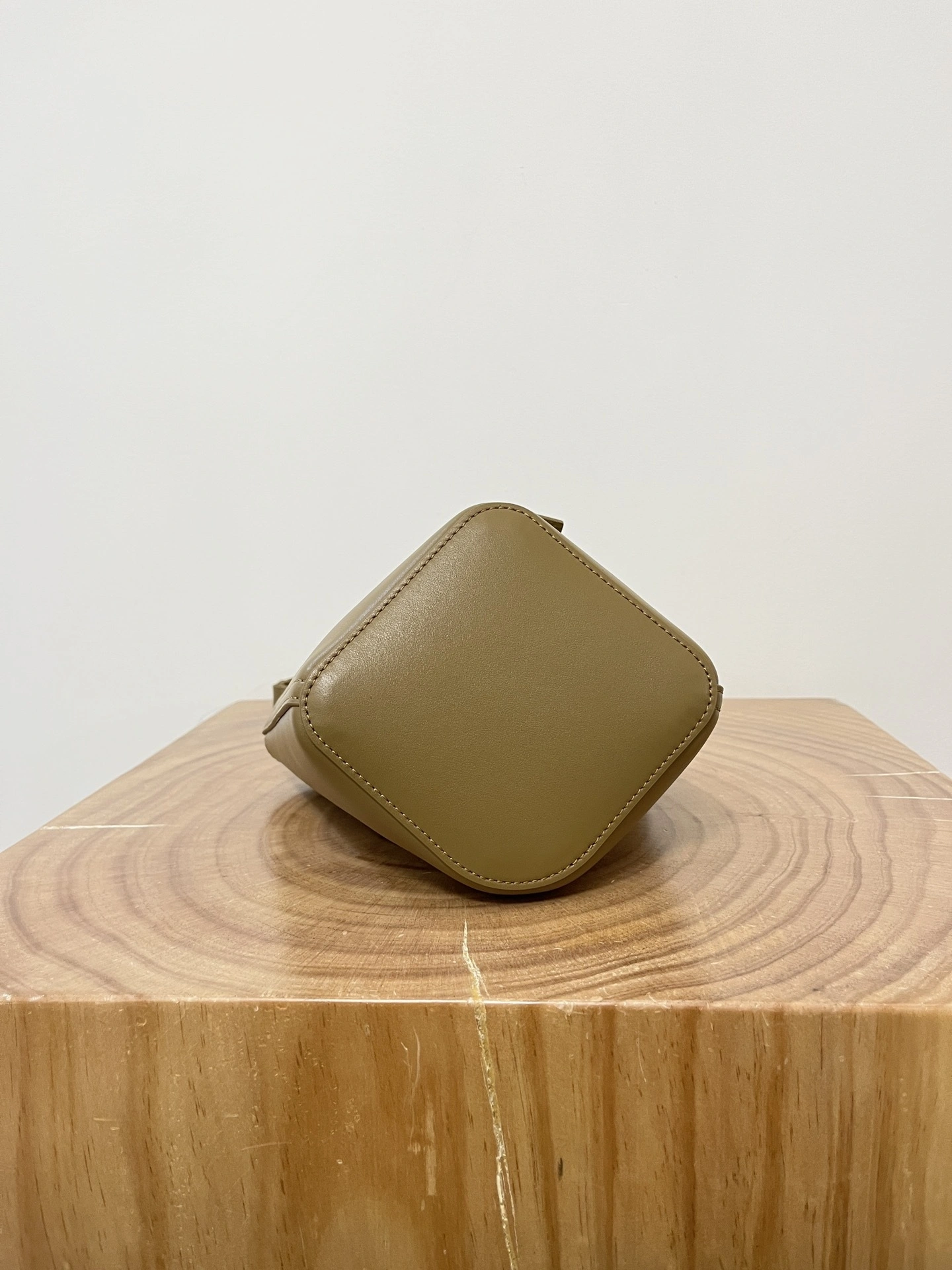 MOMO-- 8o5w5 AANBBBMX01-8795 high quality version Pebble Bucket cowhide item:E-B050I0529