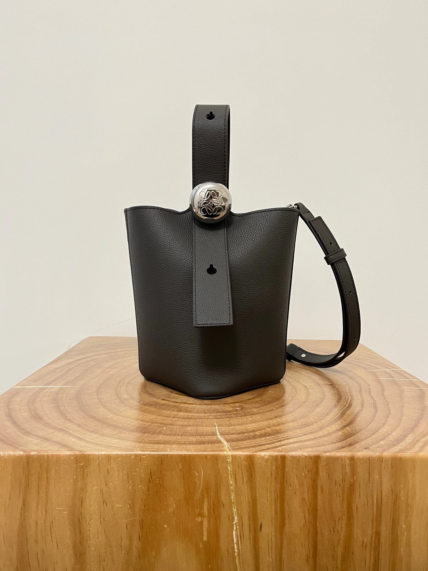 MOMO-- 8o5w5 AANBBBMX02-1100 high quality version Pebble Bucket cowhide item:E-B050I0530