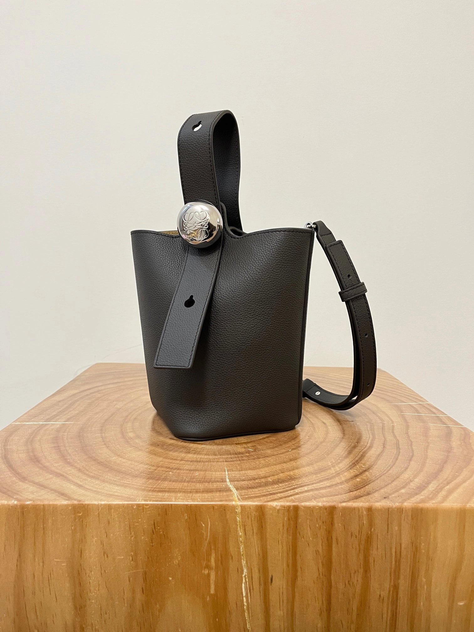 MOMO-- 8o5w5 AANBBBMX02-1100 high quality version Pebble Bucket cowhide item:E-B050I0530