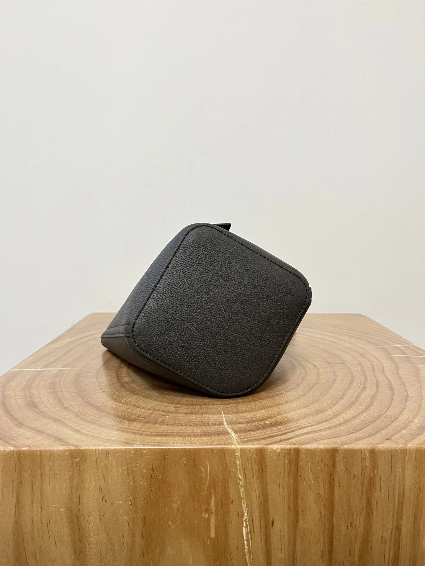 MOMO-- 8o5w5 AANBBBMX02-1100 high quality version Pebble Bucket cowhide item:E-B050I0530