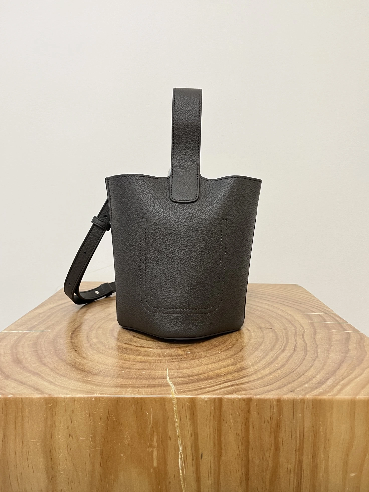 MOMO-- 8o5w5 AANBBBMX02-1100 high quality version Pebble Bucket cowhide item:E-B050I0530