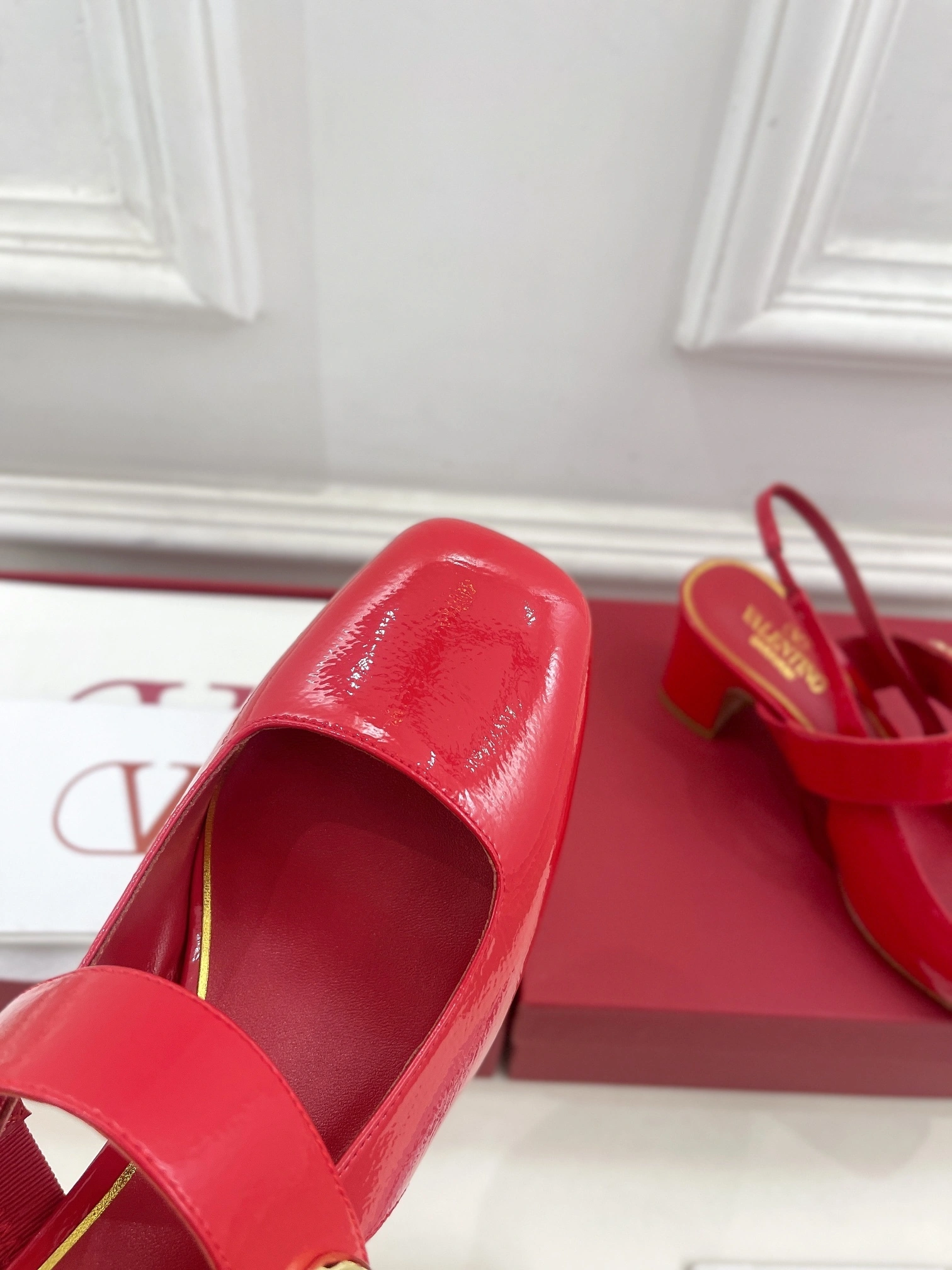 COCO-- V1859ti9o 5W2S0JY1RDA0RO Roman Stud Calfskin goatskin Heel height：6CM item:D-X150L2562