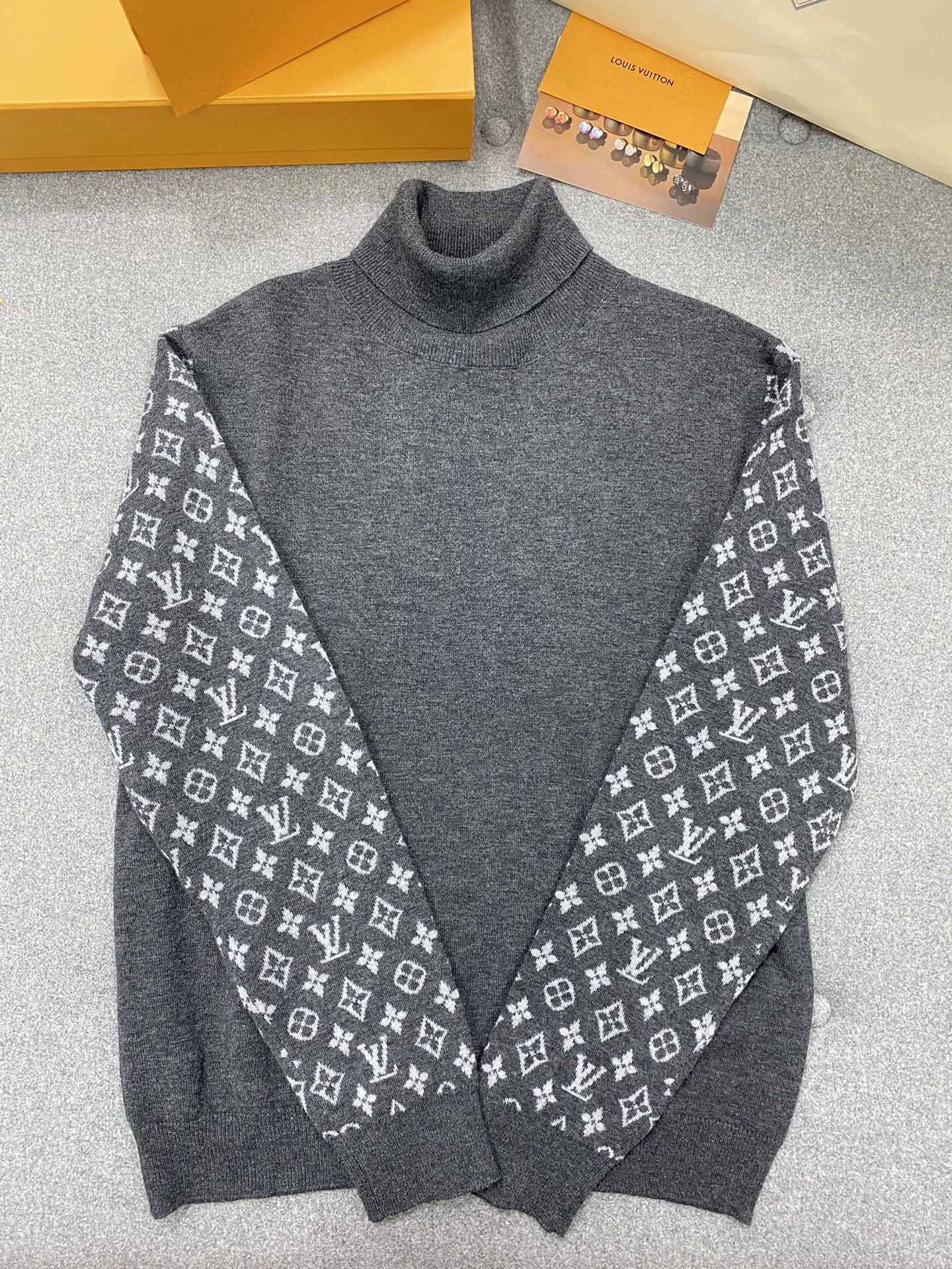 ACE- 𝗠𝗢𝗡𝗢𝗚𝗥𝗔𝗠 wool item:C-F801K3033