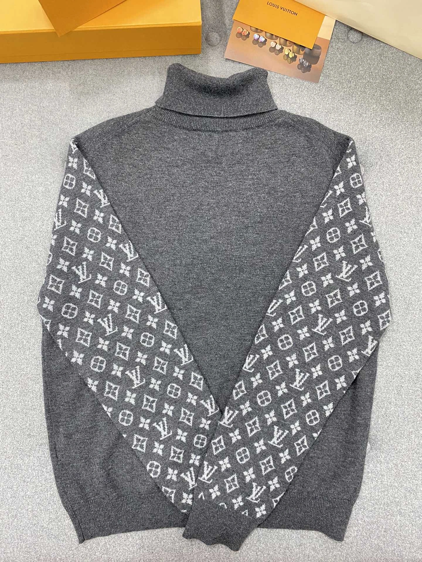 ACE- 𝗠𝗢𝗡𝗢𝗚𝗥𝗔𝗠 wool item:C-F801K3033