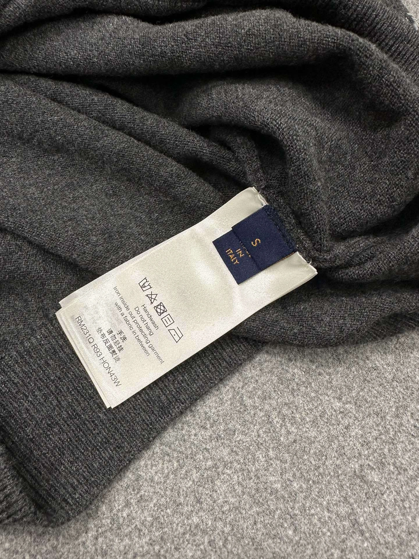 ACE- 𝗠𝗢𝗡𝗢𝗚𝗥𝗔𝗠 wool item:C-F801K3033