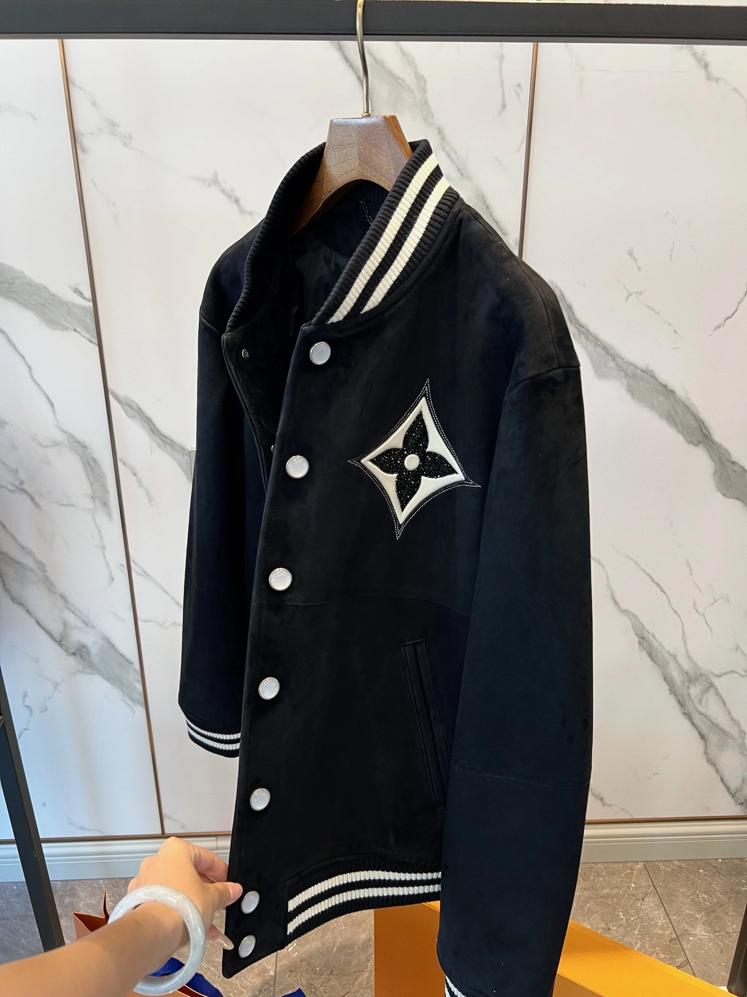 ACE- 8V sheepskin oversized item:D-F409J2143