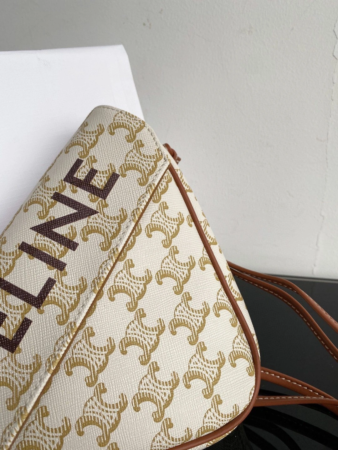 AIR- 195902BZK-01BC Calfskin item : BT-B225D2833W