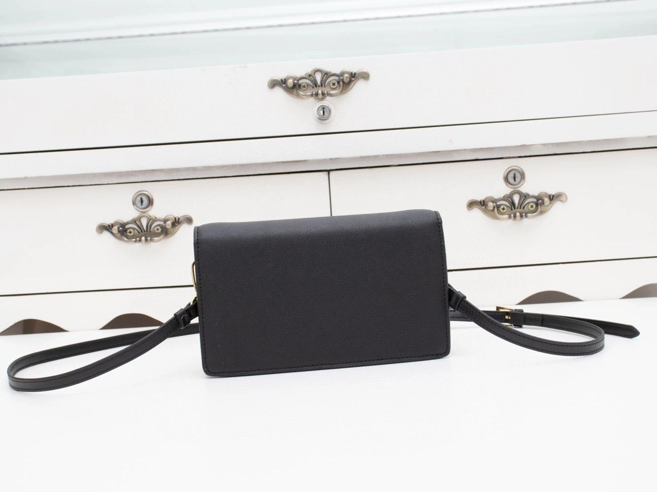 AIR- 1BP020-2EEP-F0002-V-OOO Saffiano item : BT-B225E1357W