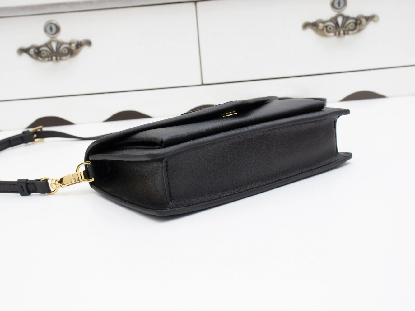 AIR- 1BP020-2EEP-F0002-V-OOO Saffiano item : BT-B225E1357W