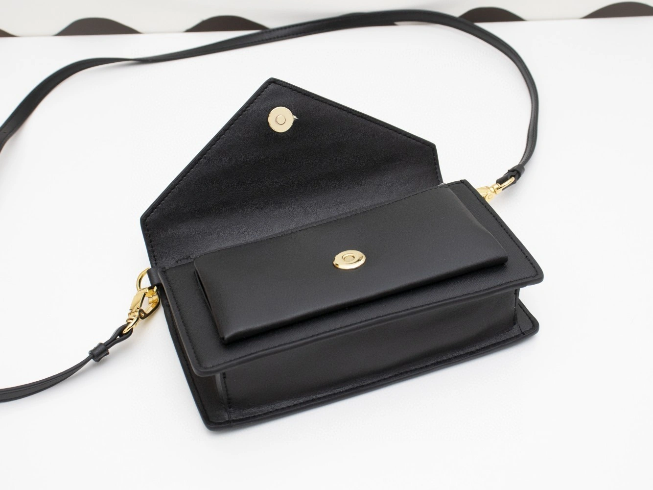AIR- 1BP020-2EEP-F0002-V-OOO Saffiano item : BT-B225E1357W