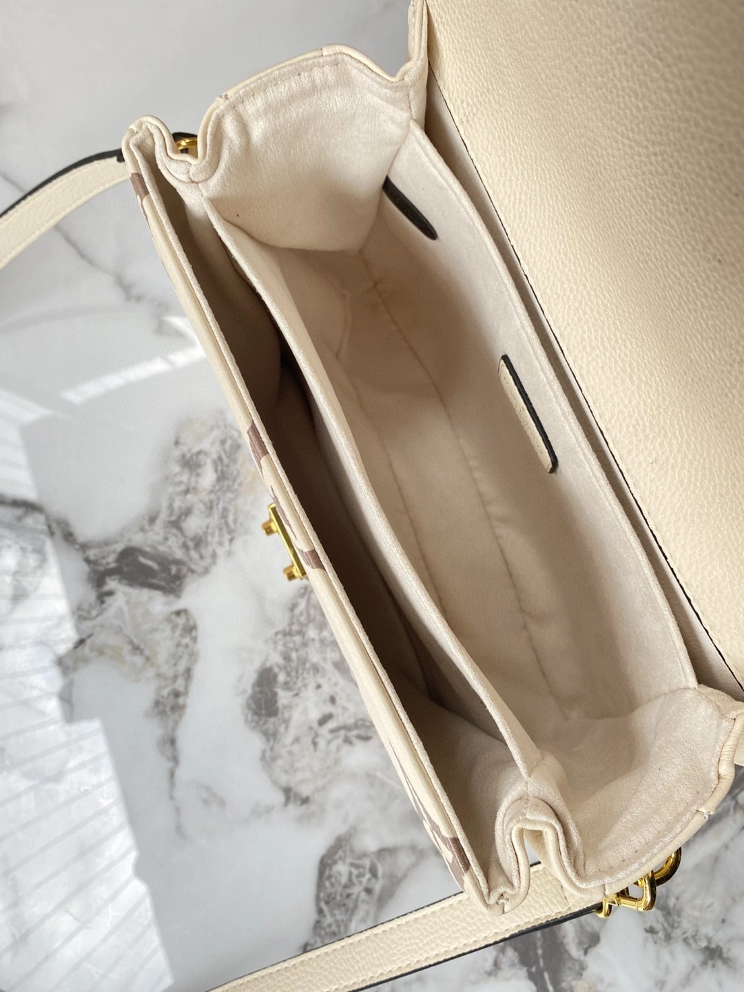 AIR- M45596 Pochette Metis item : BT-B225D3004W