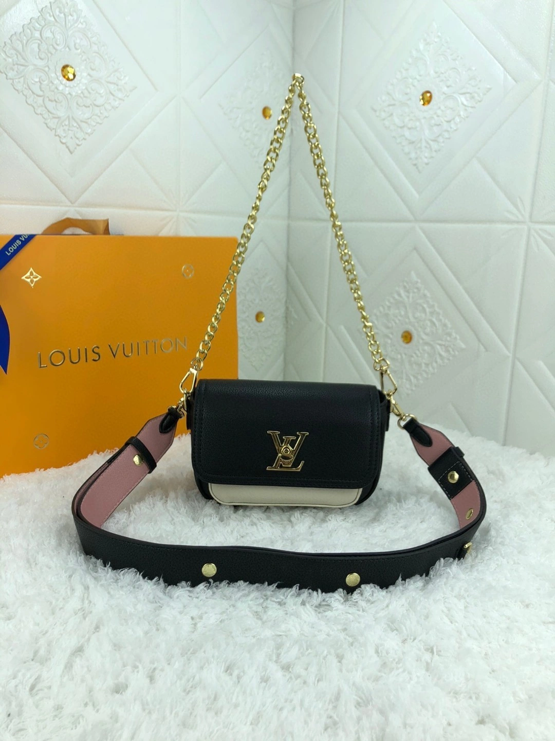 AIR- M58557 Calfskin Lockme Tender item : BT-B225C2710W