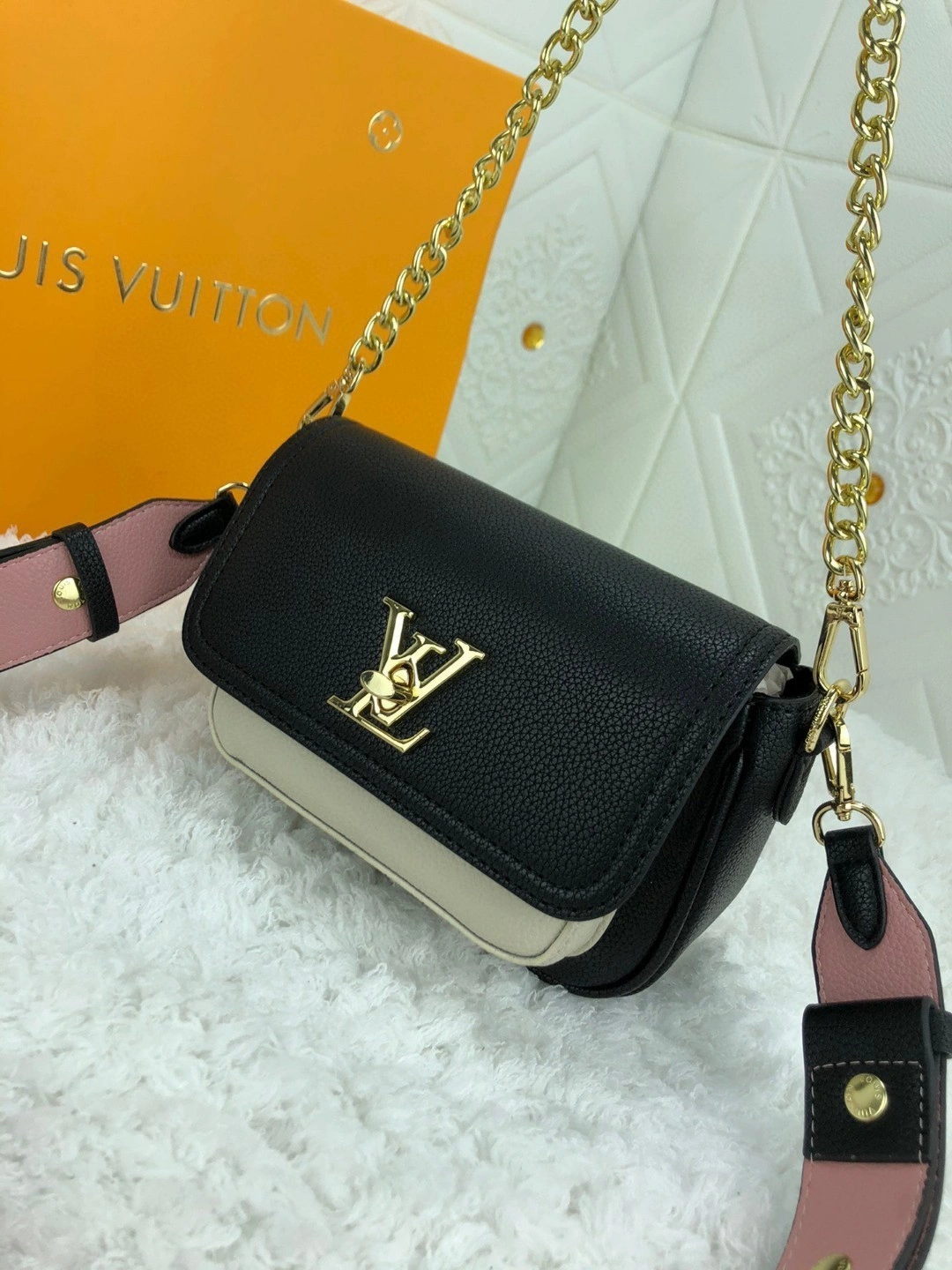 AIR- M58557 Calfskin Lockme Tender item : BT-B225C2710W