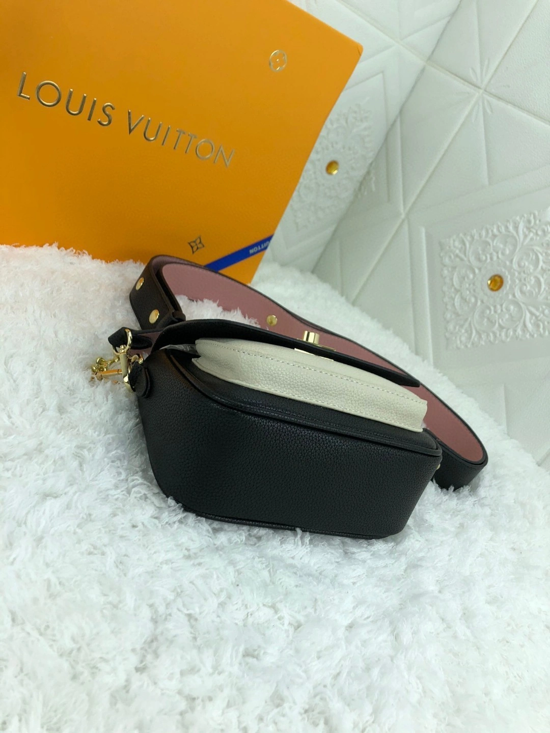 AIR- M58557 Calfskin Lockme Tender item : BT-B225C2710W