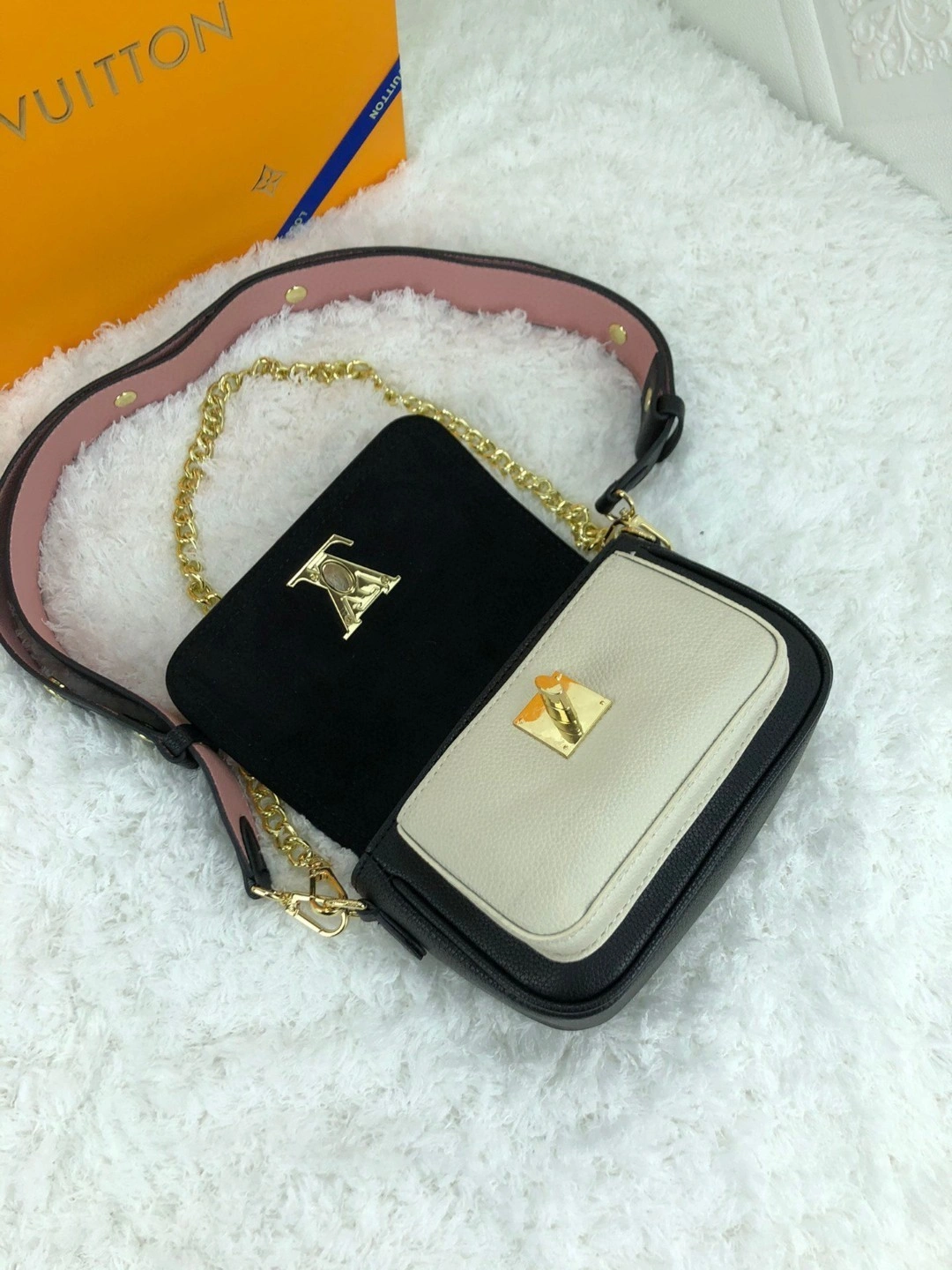 AIR- M58557 Calfskin Lockme Tender item : BT-B225C2710W