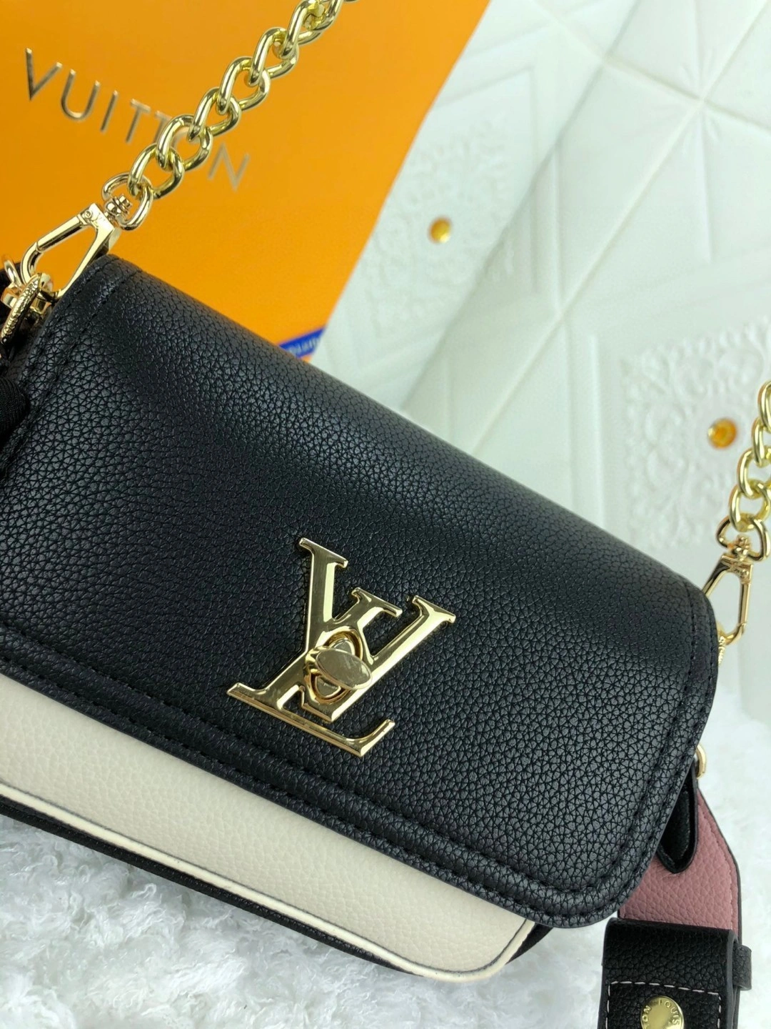 AIR- M58557 Calfskin Lockme Tender item : BT-B225C2710W