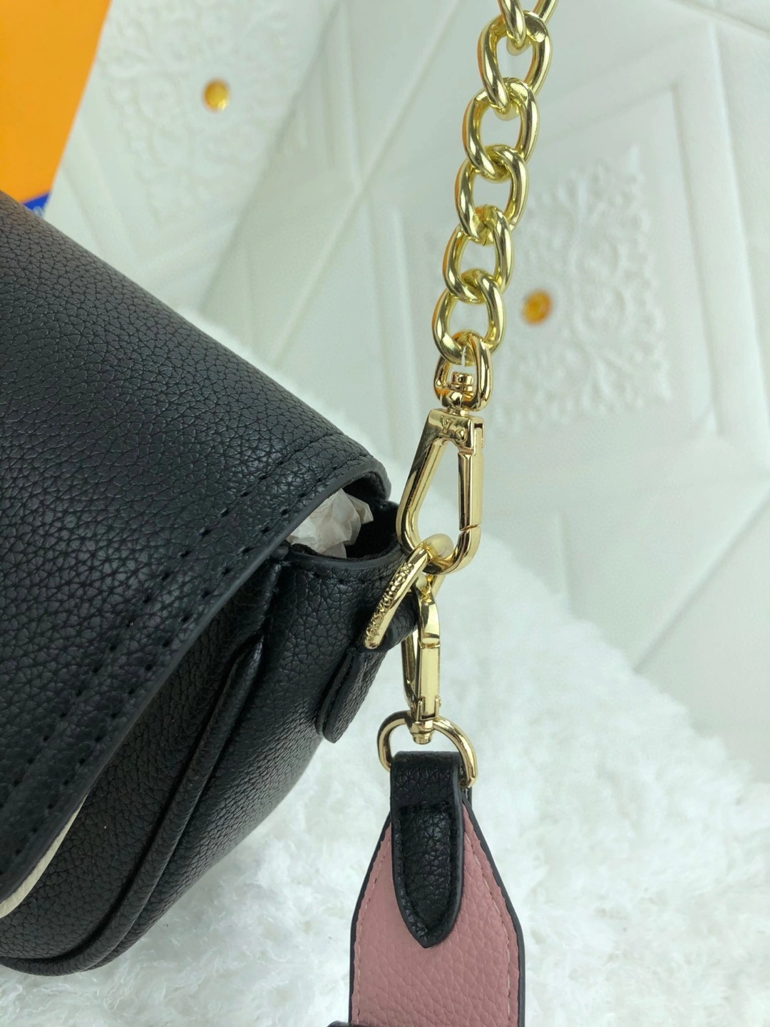 AIR- M58557 Calfskin Lockme Tender item : BT-B225C2710W