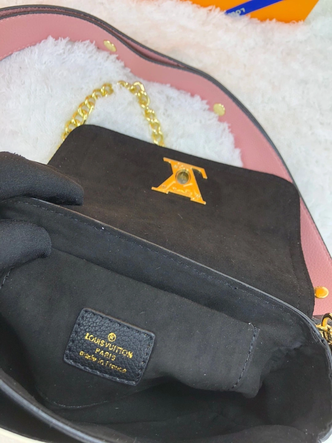 AIR- M58557 Calfskin Lockme Tender item : BT-B225C2710W
