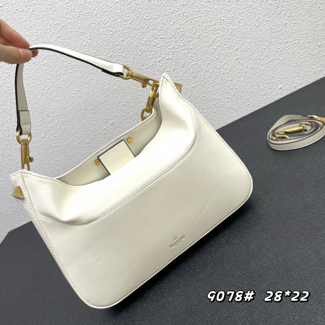 AIR- XW2B0-K28VNL-098 Garavani Stud Sign HOBO item : BT-B225E3104W