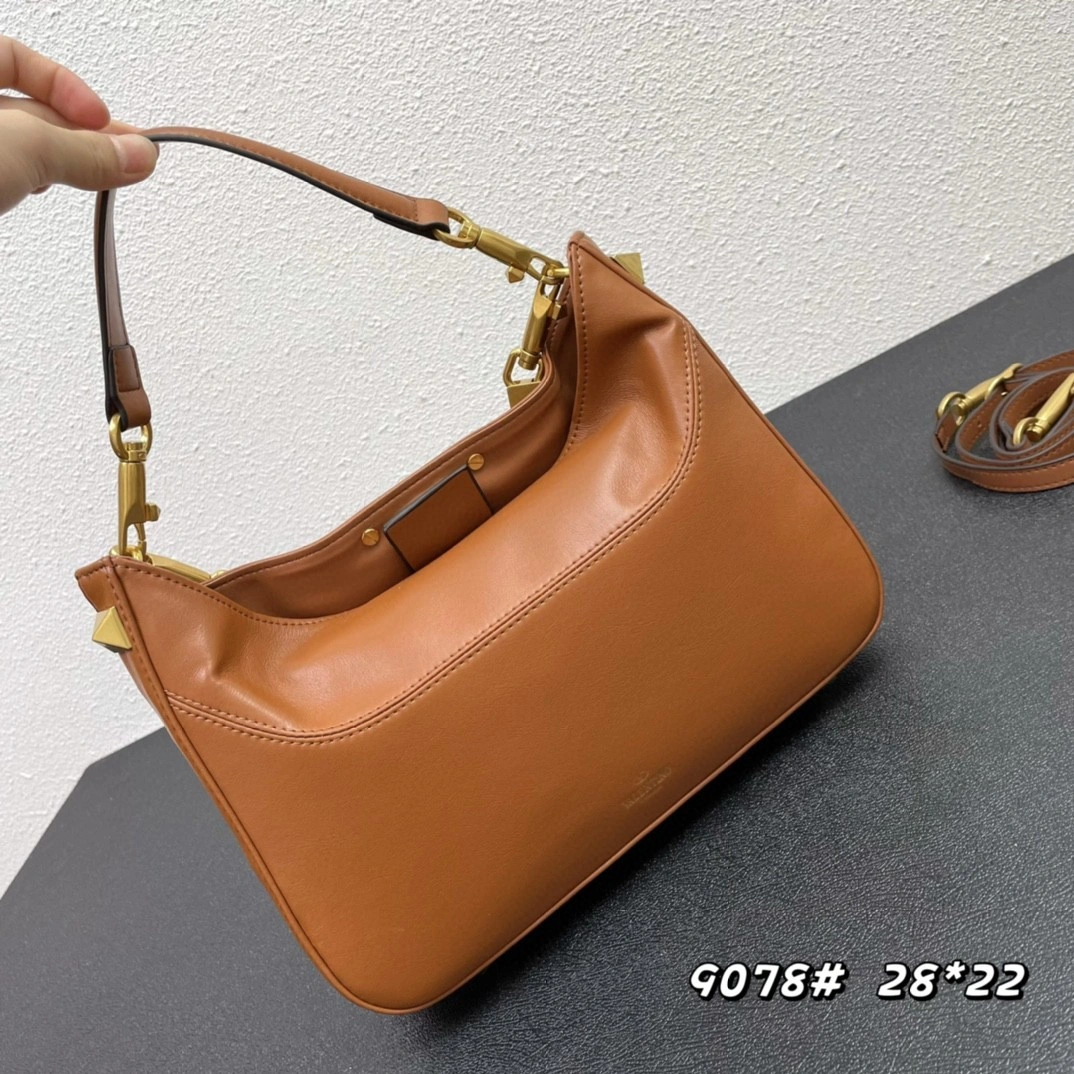 AIR- XW2B0-K28VNL-HG5 Garavani Stud Sign HOBO item : BT-B225E3039W