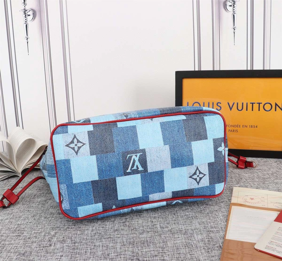 *Air--- 44981Neverfull item : A-B257G3033