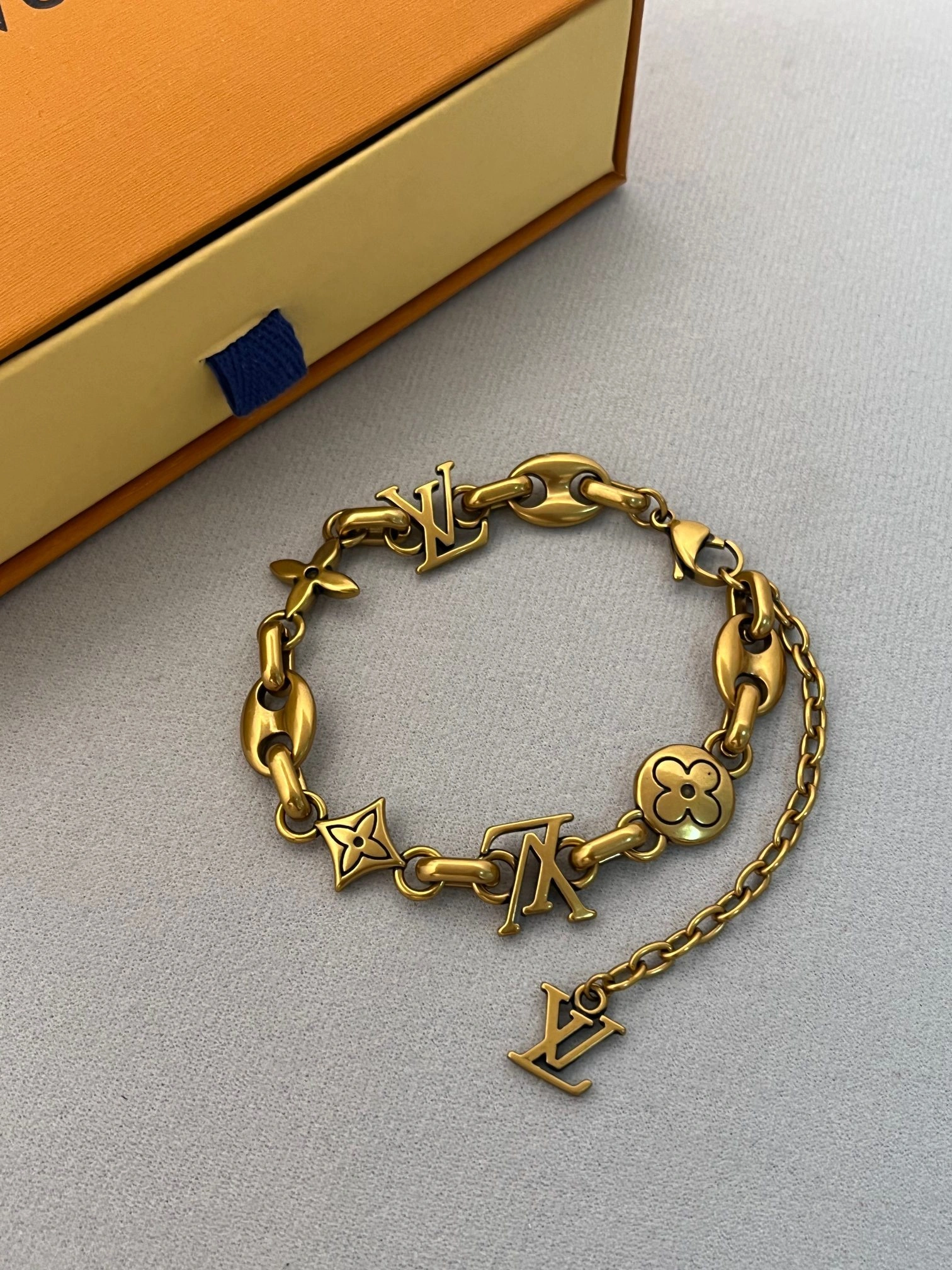 Barbara-- 8V bracelet M02746 item : E-S000K0917