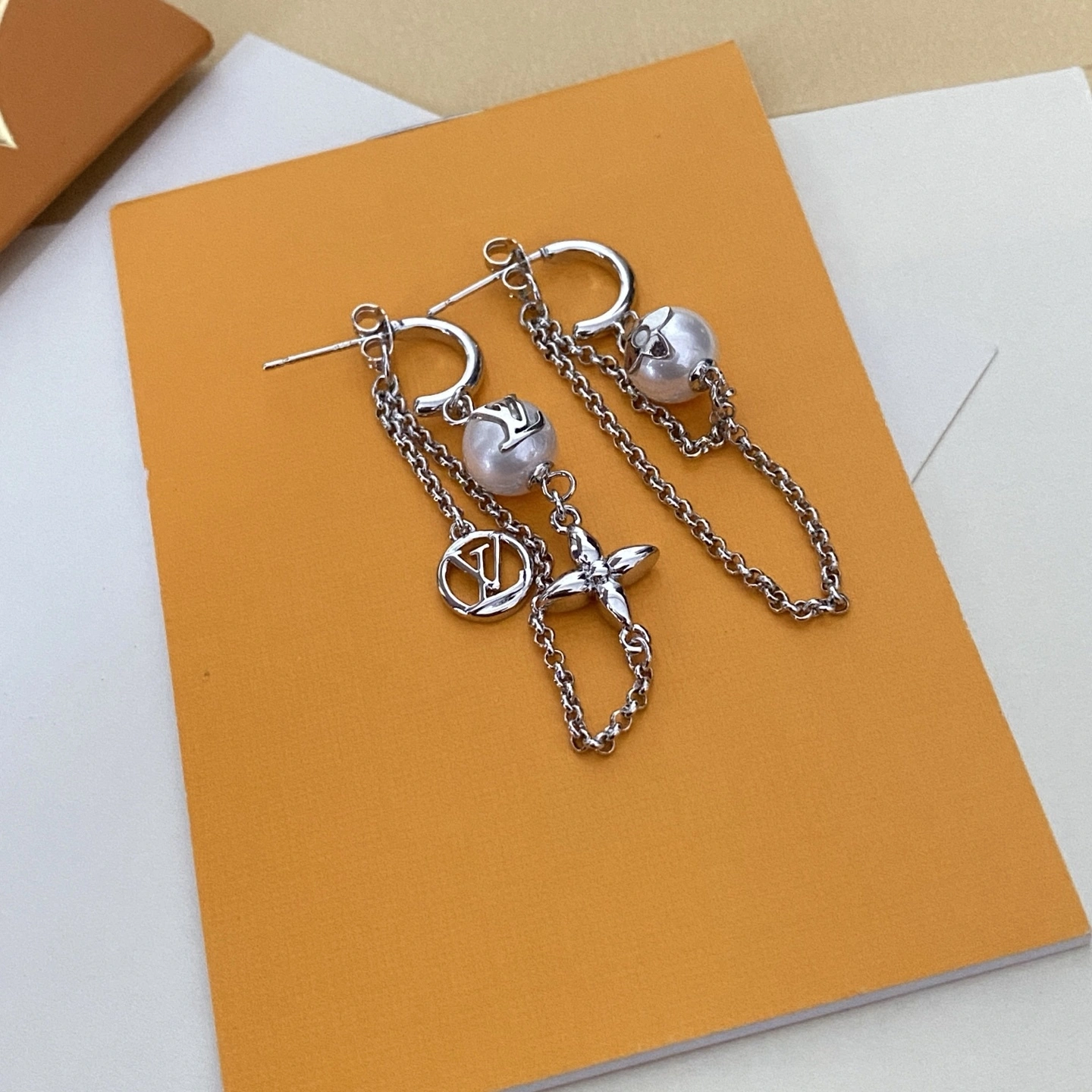 Barbara-- 8V earrings item : E-S092K1117H