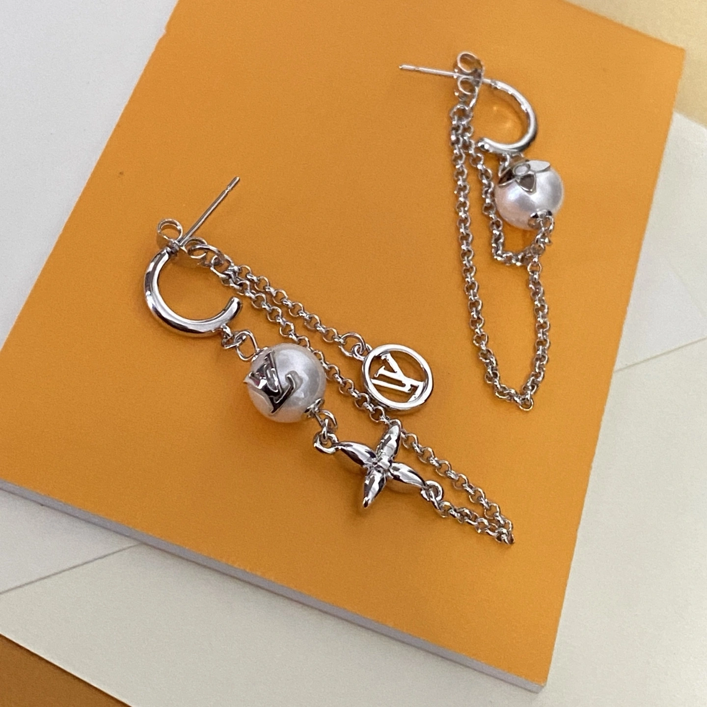 Barbara-- 8V earrings item : E-S092K1117H