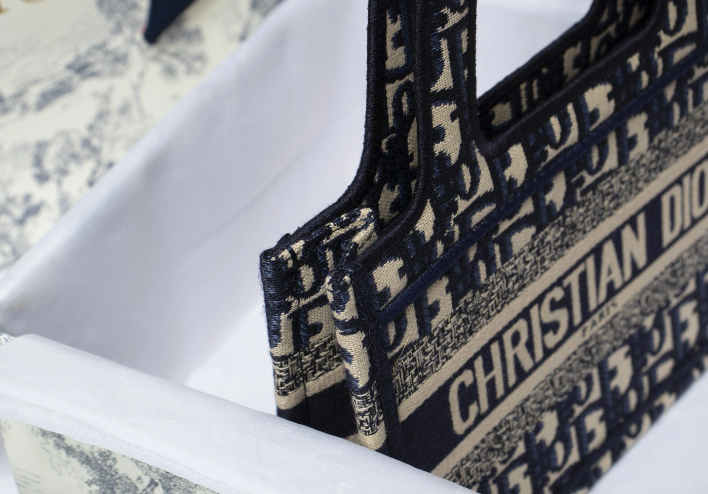 Book Tote M1296ZRIW item : BT-B015B2460
