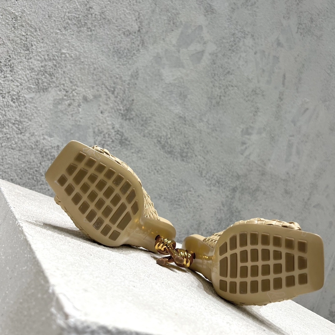 COCO-- 754143V2P502624 Heel height：9CM Calfskin item:D-X062M2830