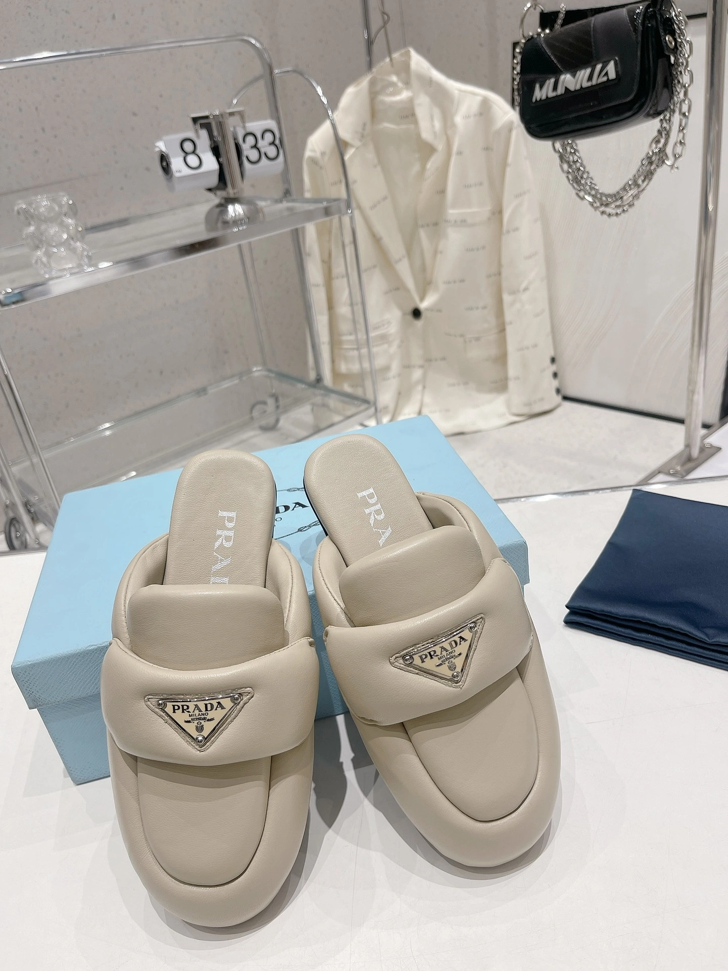 COCO-- Pr141 1D109N_2DL8_F0F24_F_005 sheepskin item:E-X004D0217