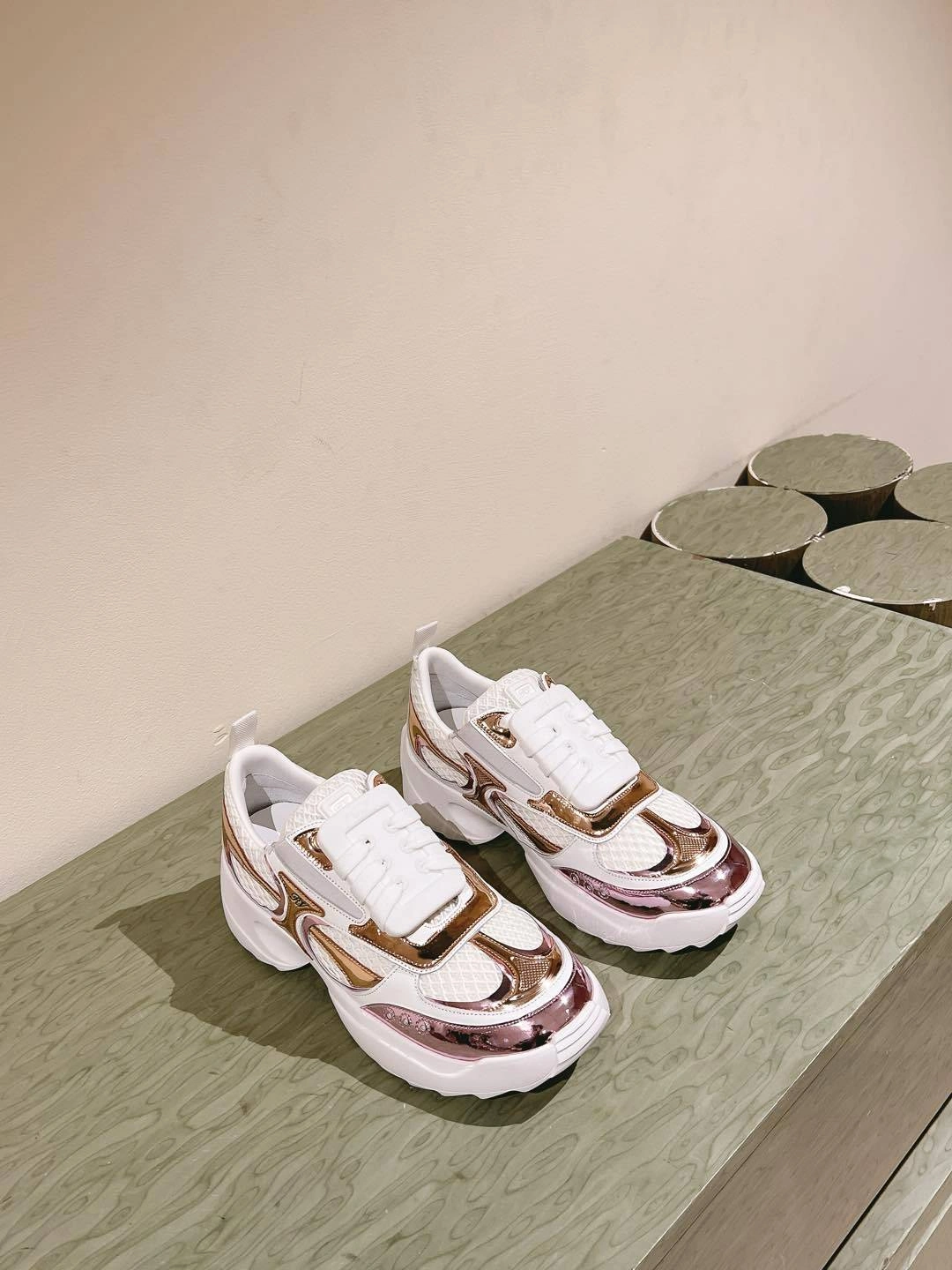 COCO-- RO65R RVW75640850U9H viv skate cowhide item：E-X362I2912