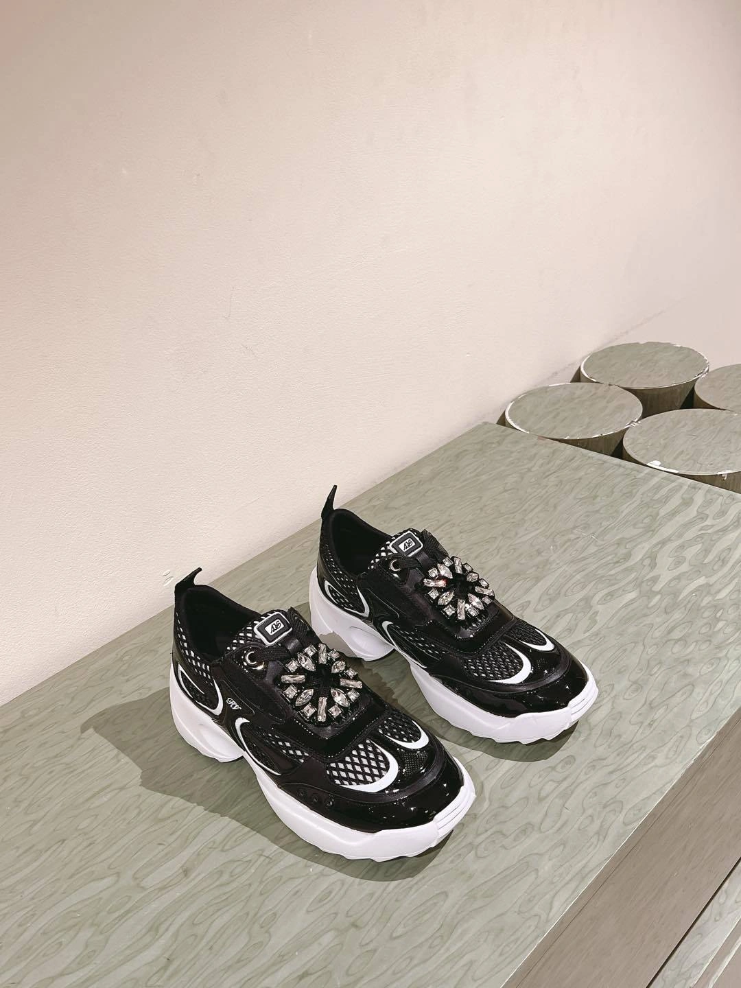 COCO-- RO65R RVW75640890U9C viv skate cowhide item：E-X362I2910
