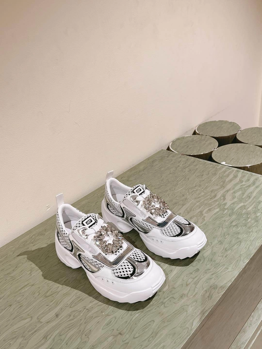 COCO-- RO65R RVW75640890U9D viv skate cowhide item：E-X362I2911