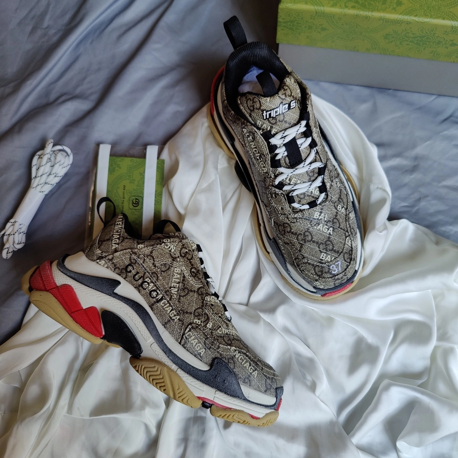 COCO- 677192 ULZ10 9795 Triple S item:B-X000C31H-12