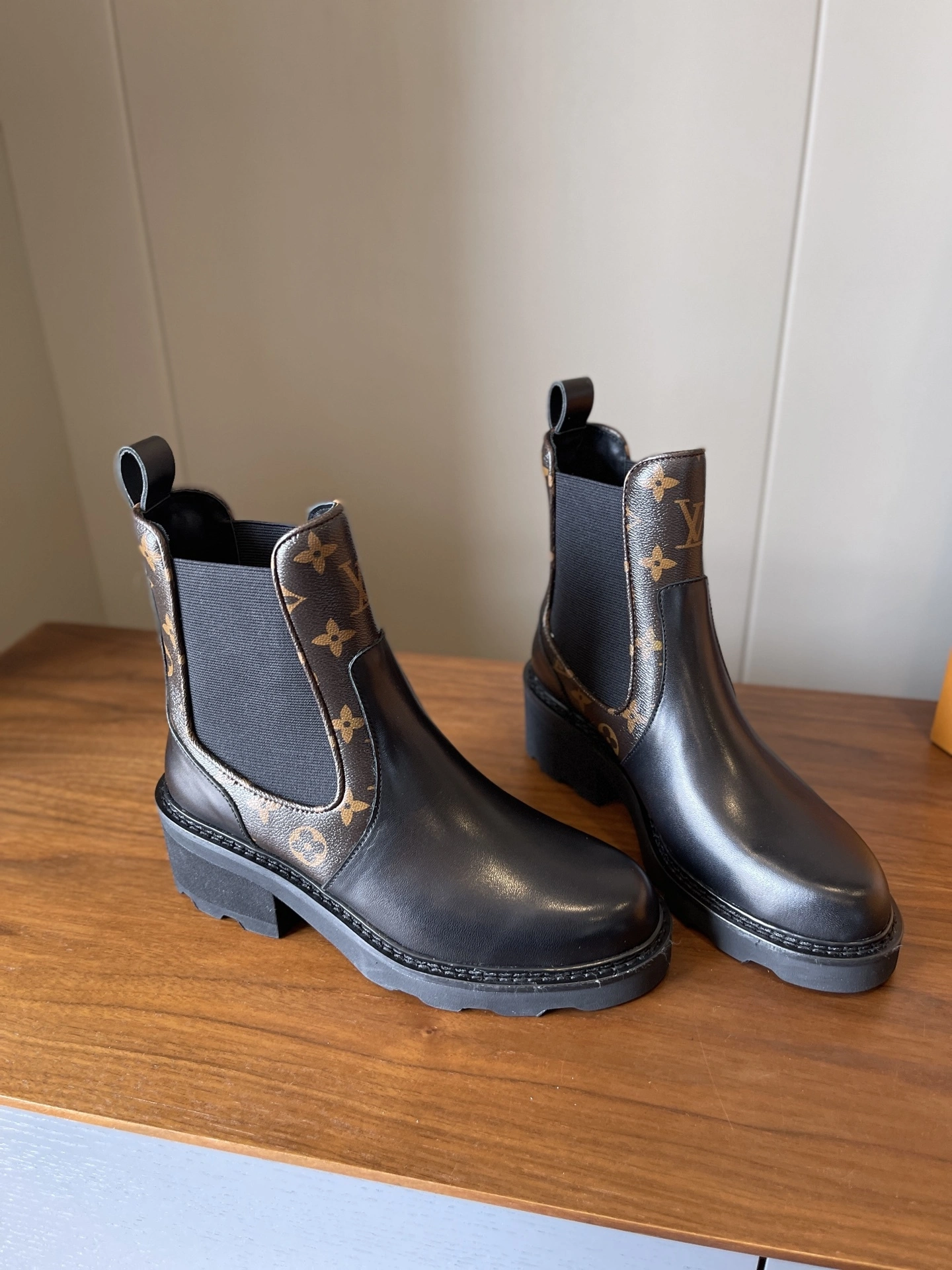 COCO- 8V 1AIEJ0 Calfskin cowhide item：E-X003L1320B