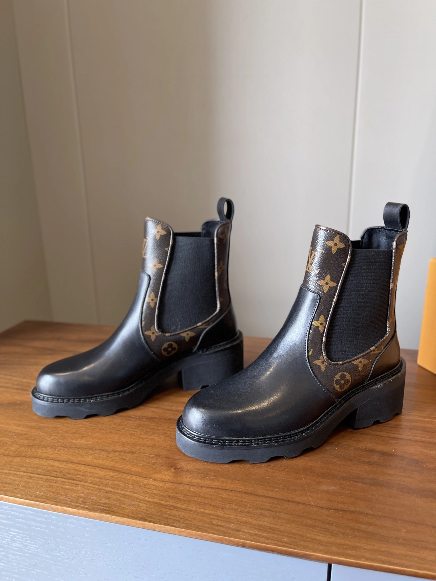 COCO- 8V 1AIEJ0 Calfskin cowhide item：E-X003L1320B