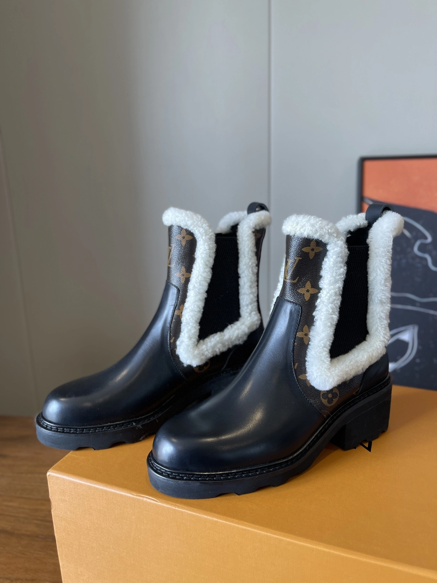COCO- 8V 1AIUJ2 Calfskin cowhide item：E-X003L1319B