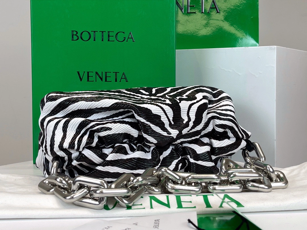Chain Pouch 620230 item: A-B063J9710T