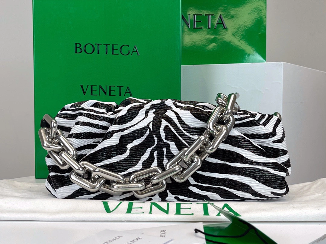 Chain Pouch 620230 item: A-B063J9710T