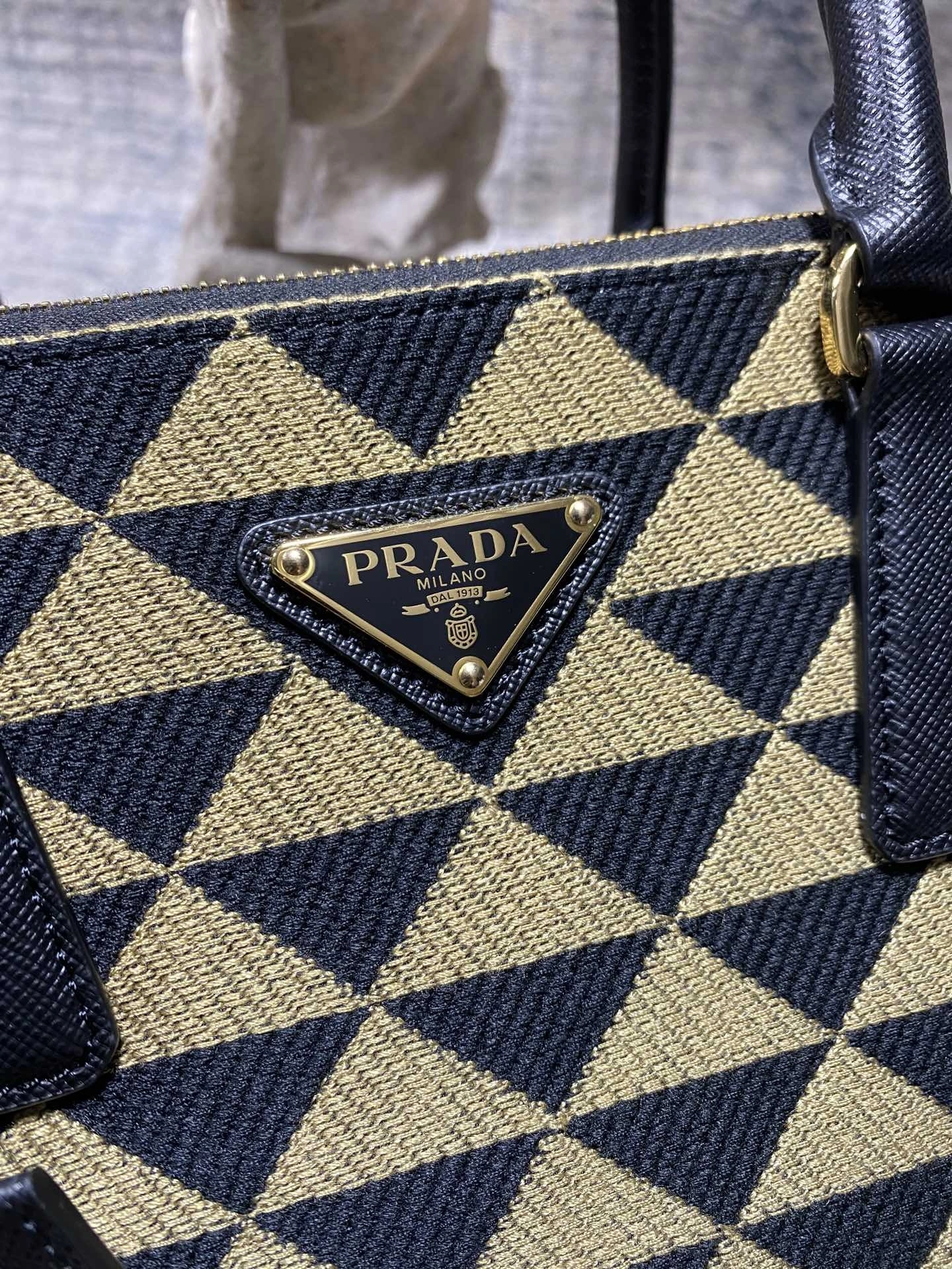 Custombag-- 1BA863_2FKL_F0Y30_V_OOO high quality version item：C-B806D2209