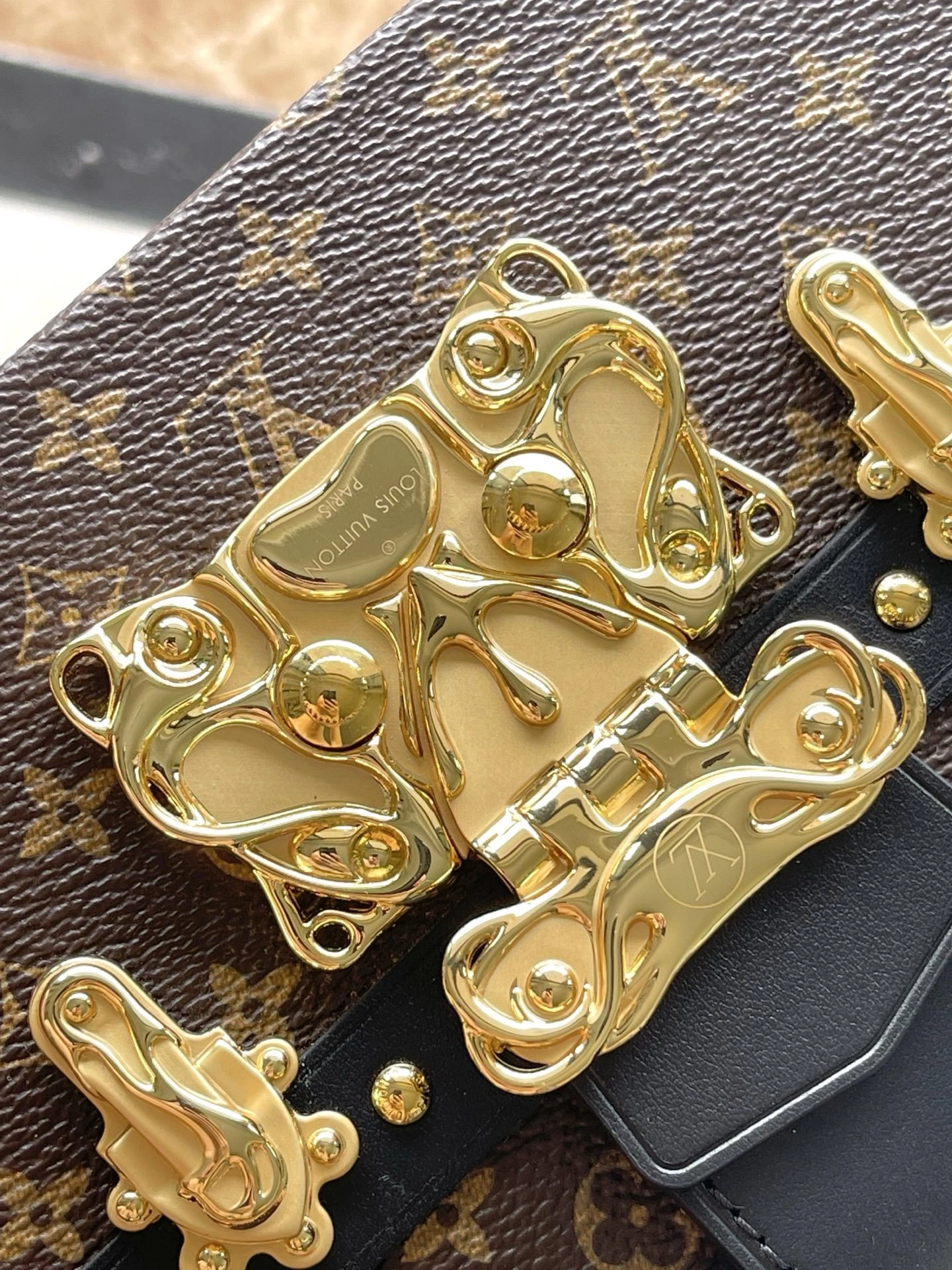 Custombag--8V M13738 counters quality item:E-B574J0222W