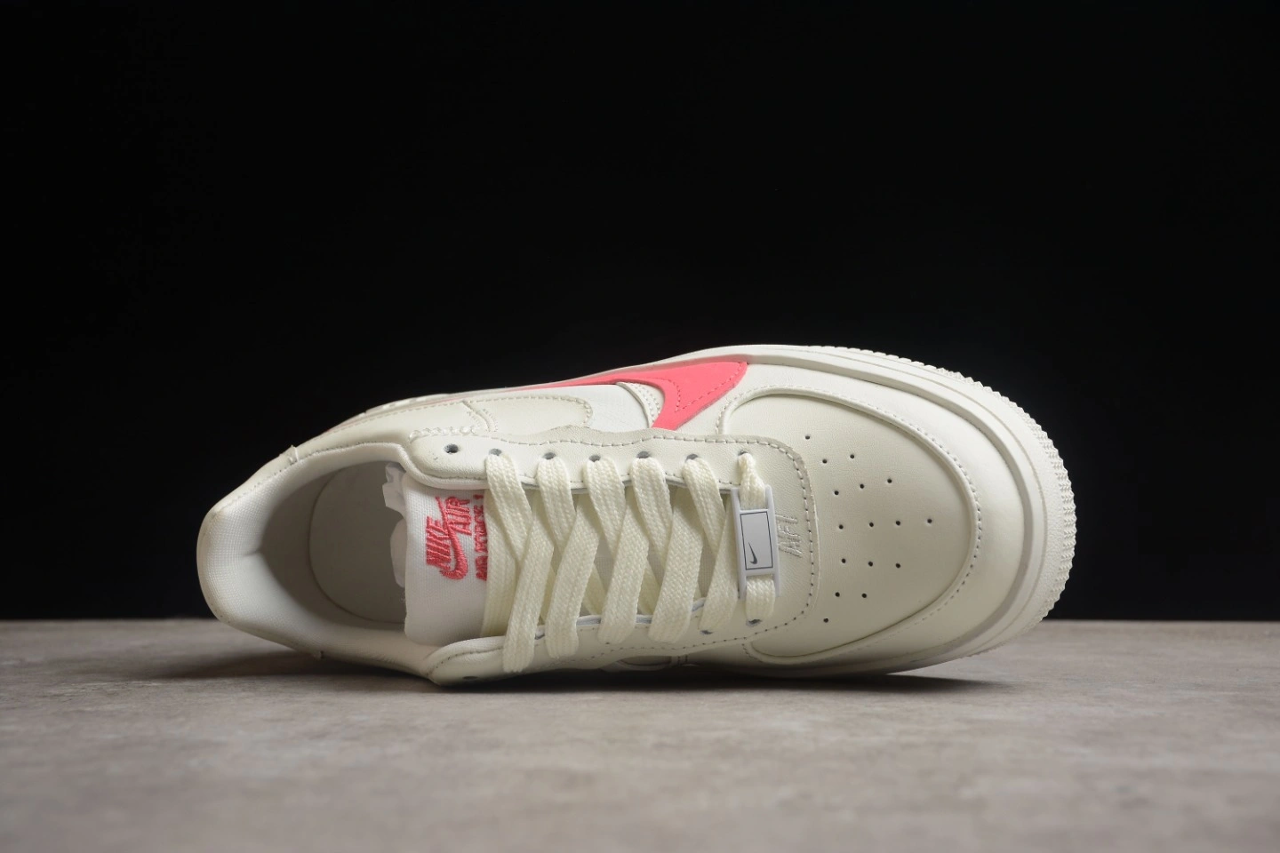 Flying Pigs — 9ik5 DJ9946-105 item:E-YX067F060413