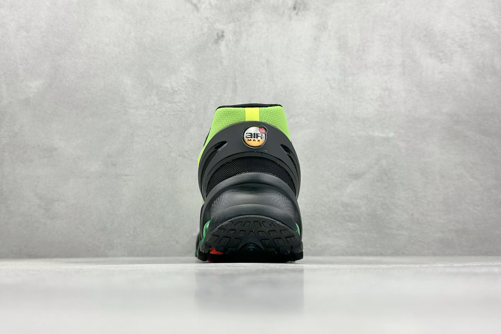 Flying Pigs — 9ik5 HQ4681-010 item:E-YX575F060428