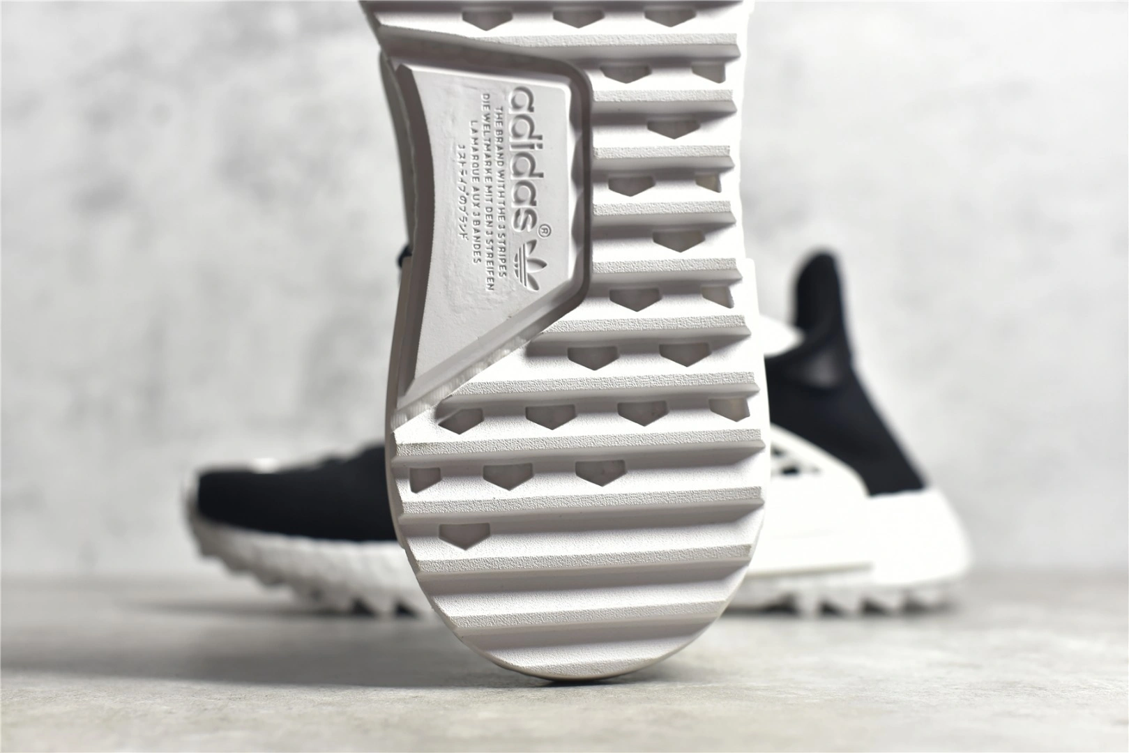 Flying pig-- 14i41s D97921 Pharrell x NMD Human Race NMD item: E-X067L2228B