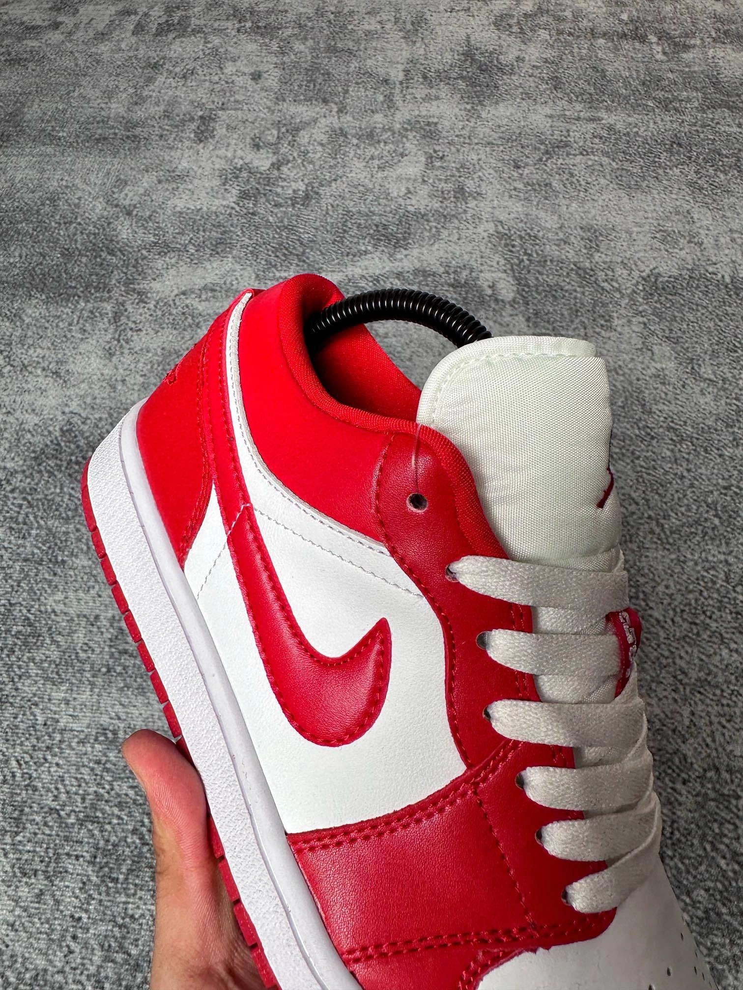 Flying pig-- Gym Red Calfskin 553560 611 item: C-X578K2719V