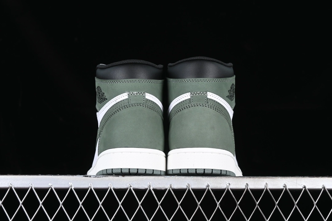 Flying pig-- Retro High "Clay Green" 555088-135 item: D-X000A2761