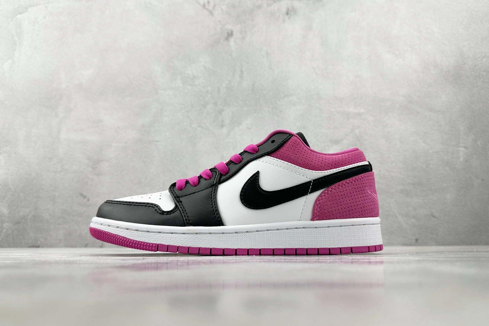 Flying pig--1ir Jor419 CK3022-005 1ir Jor419 1 magenta Logo item: E-X000L2088B