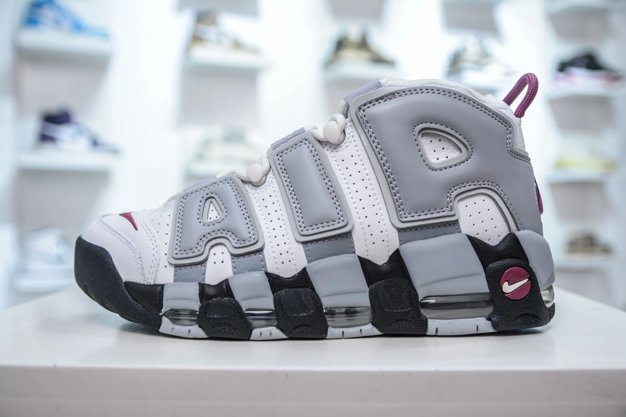 Flying pig--9ik5 DV1137-100 NK Air More Uptempo ’96 OG AIR item: E-X349L2060B